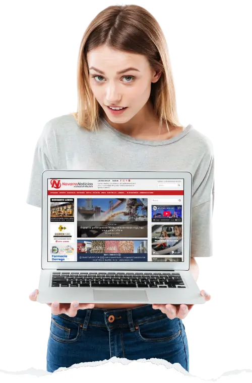 Chica mostrando página web de Diseño web noticias