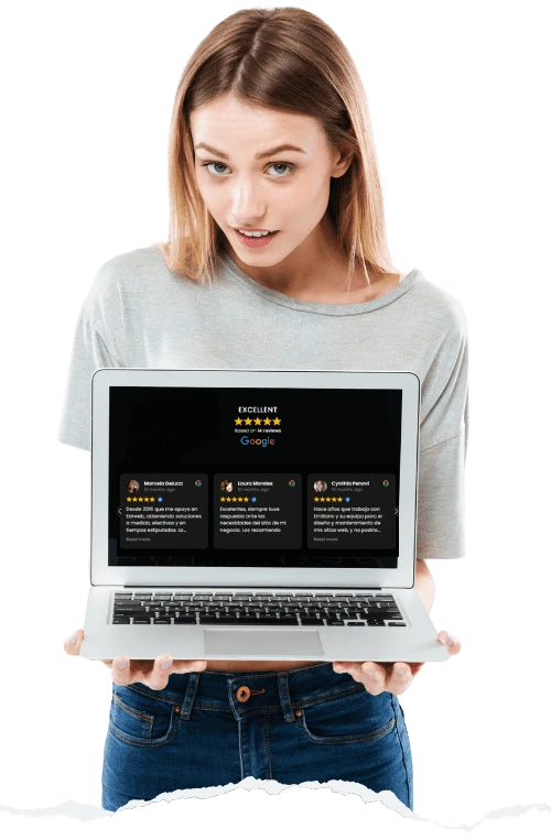 Chica mostrando calificaciones de Google en una landing page
