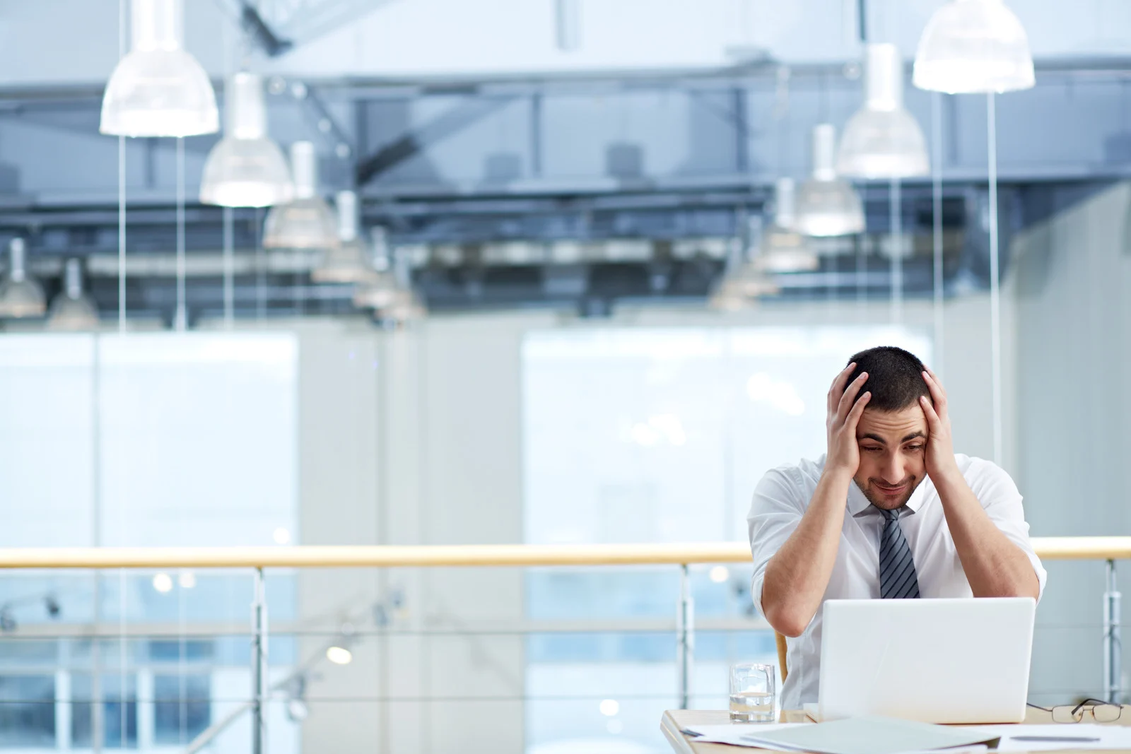 Hombre preocupado por el Límite de memoria PHP en WordPress